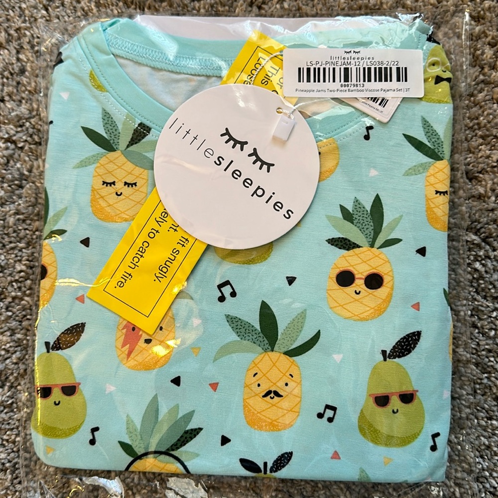 NEW Little Sleepies set